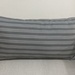 Cojín decorativo de exterior premium de 70 por 35 cm - cojin decorativo rectangular grande tela gris con lineas blancas resistente al sol.jpg