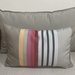 Cojín decorativo de exterior premium de 40 por 25 cm - cojin decorativo rectangular chico tela resistente al sol gris con taupe y rosado.jpg