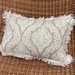 Cojín decorativo de exterior premium de 40 por 25 cm - cojin decorativo rectangular de exterior beige con diseño y flecos blancos.jpg