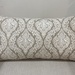 Cojín decorativo de exterior premium de 70 por 35 cm - cojin decorativo rectangular grande de exterior beige con diseño.jpg
