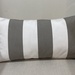 Cojín decorativo de exterior premium de 70 por 35 cm - cojin decorativo especial para exterior rectangular grande rayado taupe con blanco.jpg