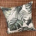 Cojines en tonos verdes y tropicales - cojin decorativo cuadrado de exterior con diseño de hojas de monstera.jpg