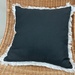 Cojín decorativo de exterior premium de 50 por 50 cm - cojin decorativo cuadrado de exterior negro con flecos blancos.jpg