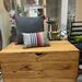 Baúl de madera de pallets reciclados a medida - baul de madera de pallets reciclados a medida color castaño con cojines decorativos.JPG