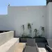 Jardinera autorregante modelo Frankfurt - 823128-jardinera_autorregante_de_fibra_de_vidrio_modelo_frankfurt_de_120x40x43_cm_color_gris_grafito_con_plantas_trepadoras_y_agapantos.webp