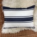 Cojín decorativo de exterior premium de 40 por 25 cm - cojin decorativos rectangular chico 40x25 rayado blanco con azul marino tela premium de exterior filtro UV.JPG