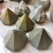 Diamante de hormigón - figuras decorativas de cemento pulido con forma de diamante.png
