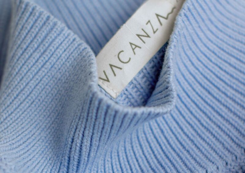 Detalle del Sweater Costa de VACANZA, tejido en algodón orgánico.