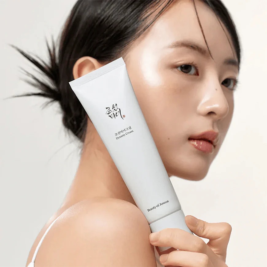 Modelo luciendo el efecto glass skin de la Dynasty Cream Beauty of Joseon 100ml. Crema coreana anti-aging con arroz y ginseng que ilumina, hidrata y unifica el tono. Cruelty-Free. Disponible en Chile.