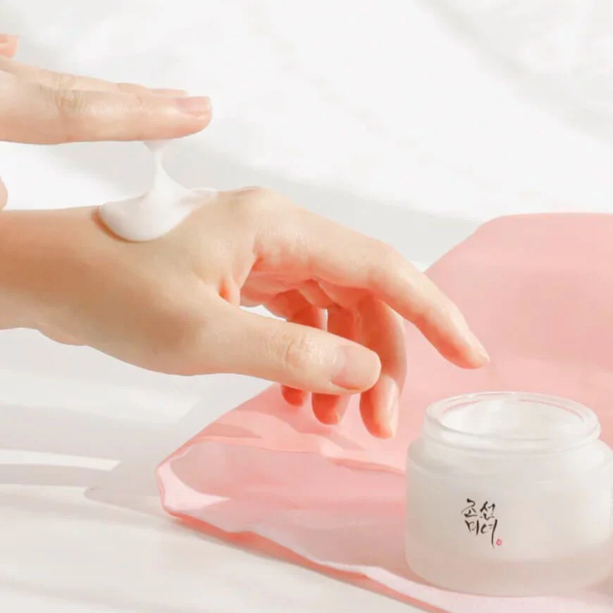 Aplicación de la Dynasty Cream Beauty of Joseon 50ml: textura suave y cremosa que se funde fácilmente en la piel. Tomar una pequeña cantidad del tarro y extender con suaves toquecitos hasta absorción completa.