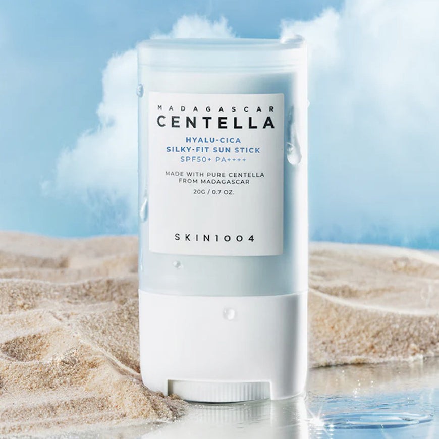 Protector solar en barra SKIN1004 Hyalu-Cica Silky Fit Sun Stick fotografiado al aire libre.