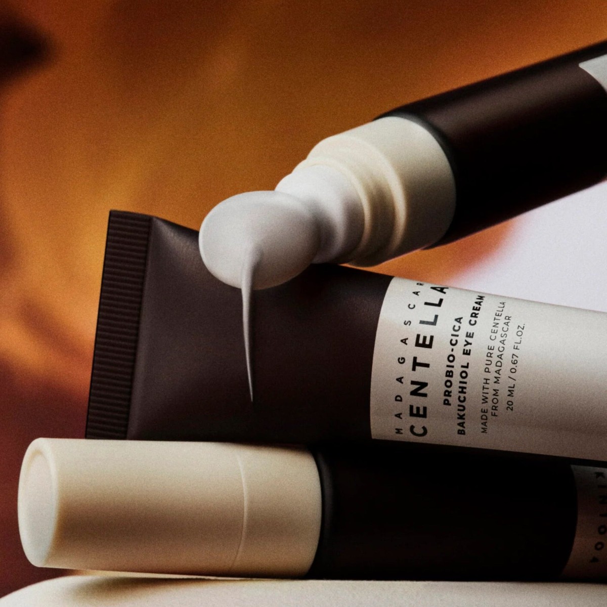 Tubos de SKIN1004 Probio-Cica Bakuchiol Eye Cream con su textura en crema.