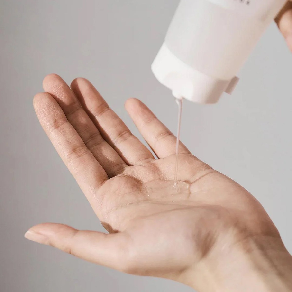 Gel limpiador SKIN1004 Tone Brightening Cleansing Gel Foam dispensado sobre la palma de la mano.