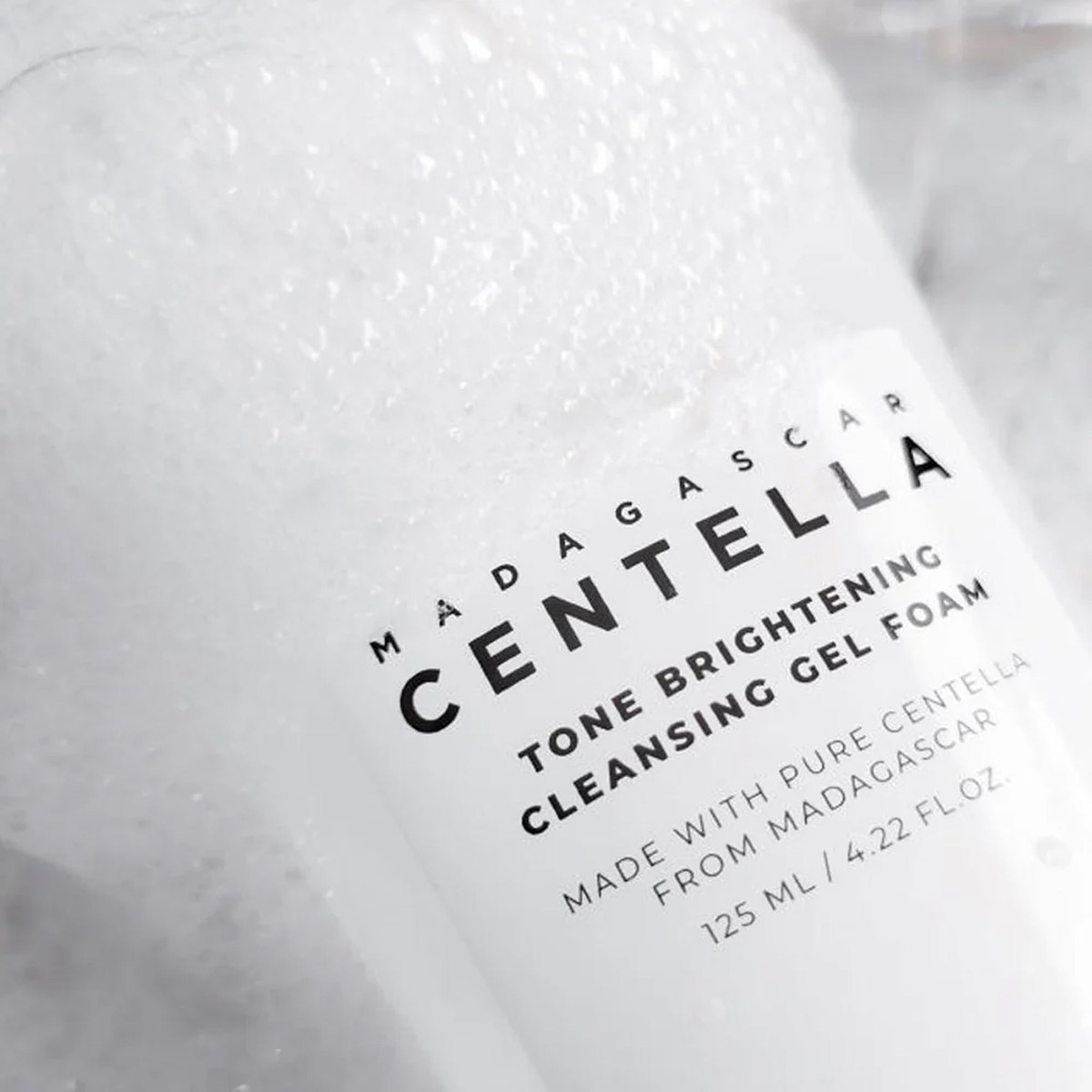 Primer plano del tubo de SKIN1004 Madagascar Centella Tone Brightening Cleansing Gel Foam 125ml.