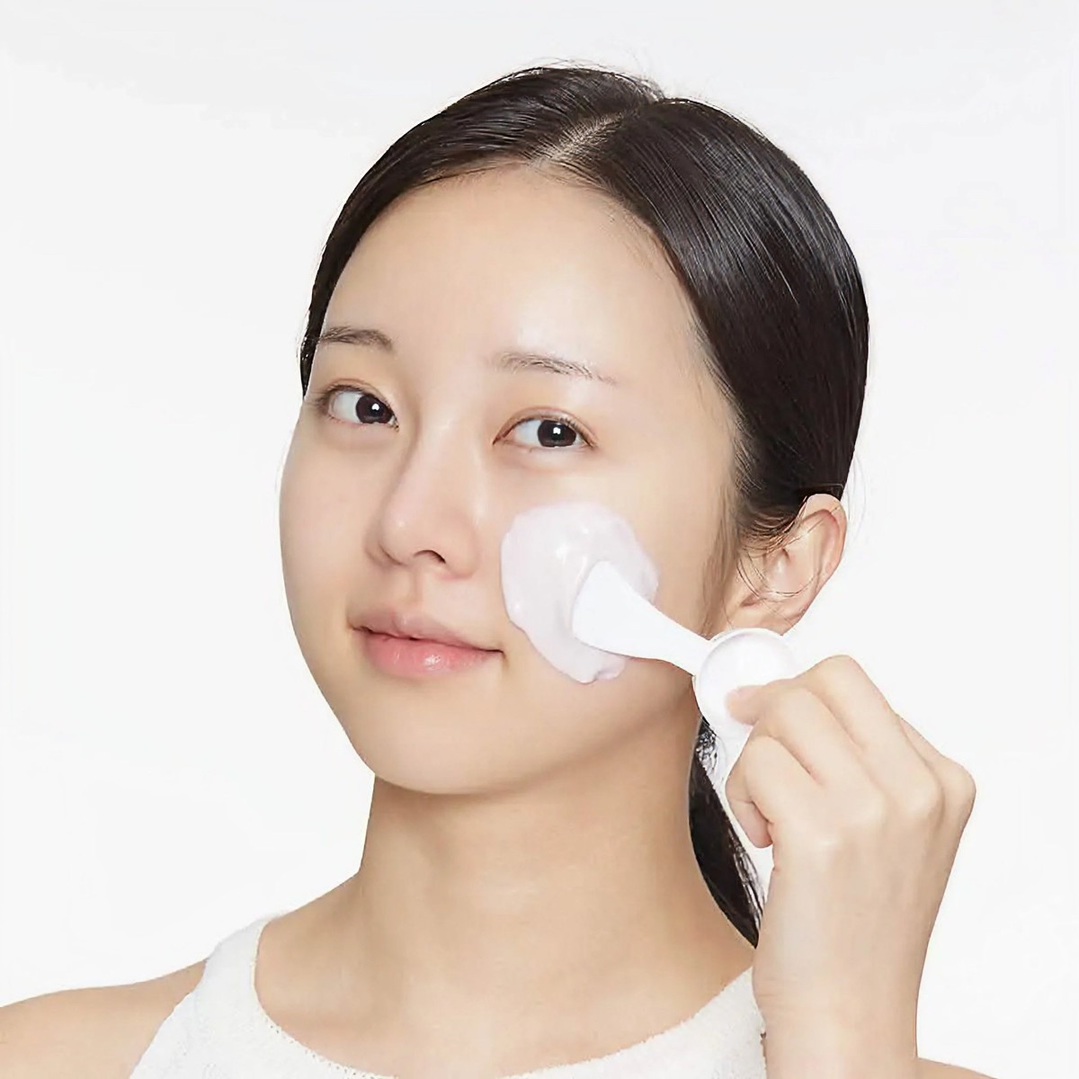 Modelo con la mascarilla VT Reedle Shot Ex Collagen Modeling Pack sobre el rostro.