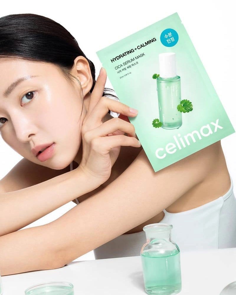 Modelo sostiene el sobre de Celimax The Real Cica Calming Mask.