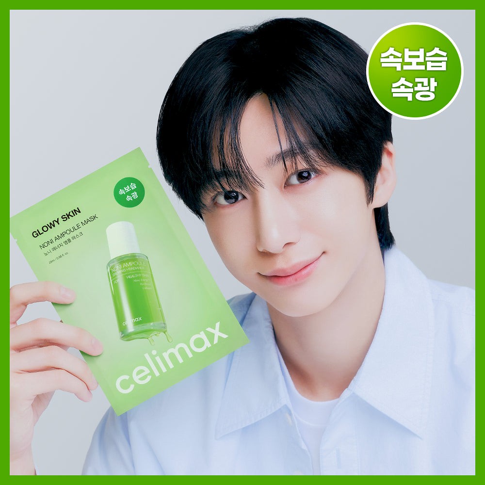 Modelo sostiene el sobre de Celimax The Real Noni Energy Ampule Mask.