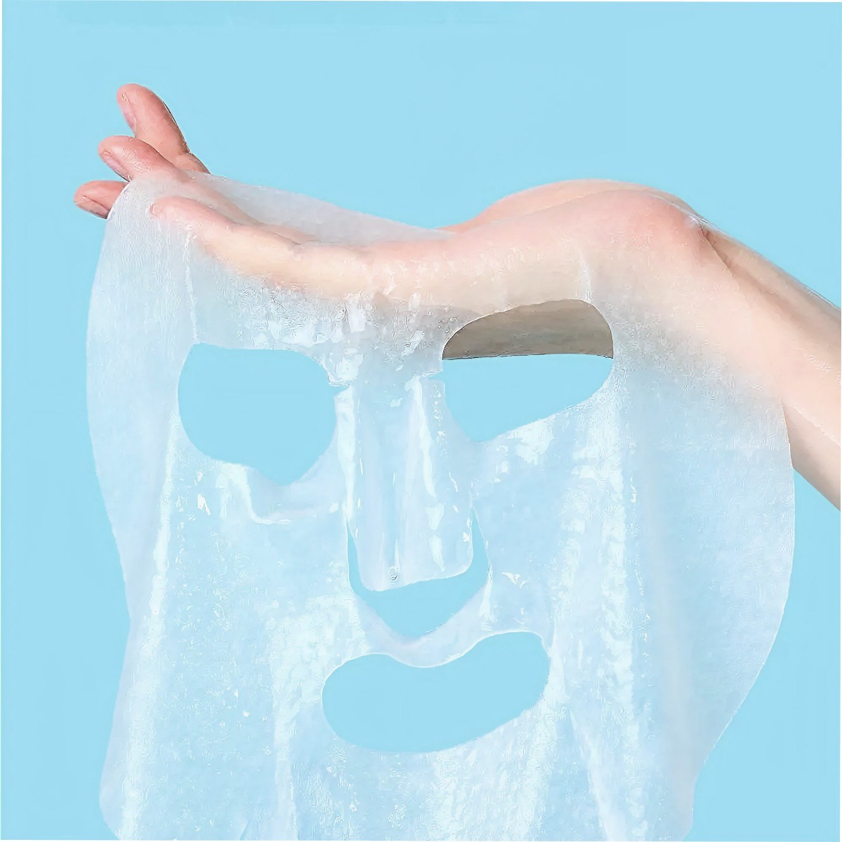 Mano sostiene la lámina de hidrogel de Round Lab Birch Juice Moisturizing Double Gel Mask.