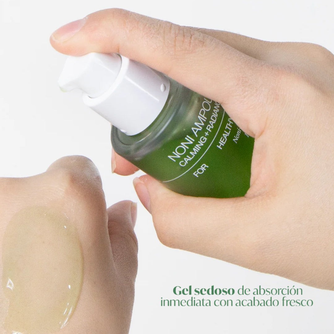 Gotas de Celimax The Real Noni Energy Ampoule sobre el dorso de la mano.