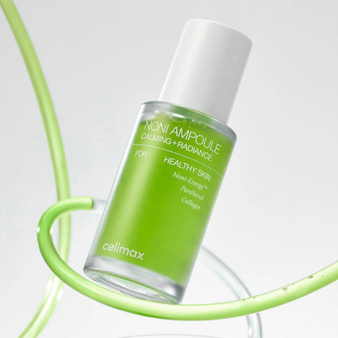 Frasco de Celimax The Real Noni Energy Ampoule 30ml sobre fondo verde.