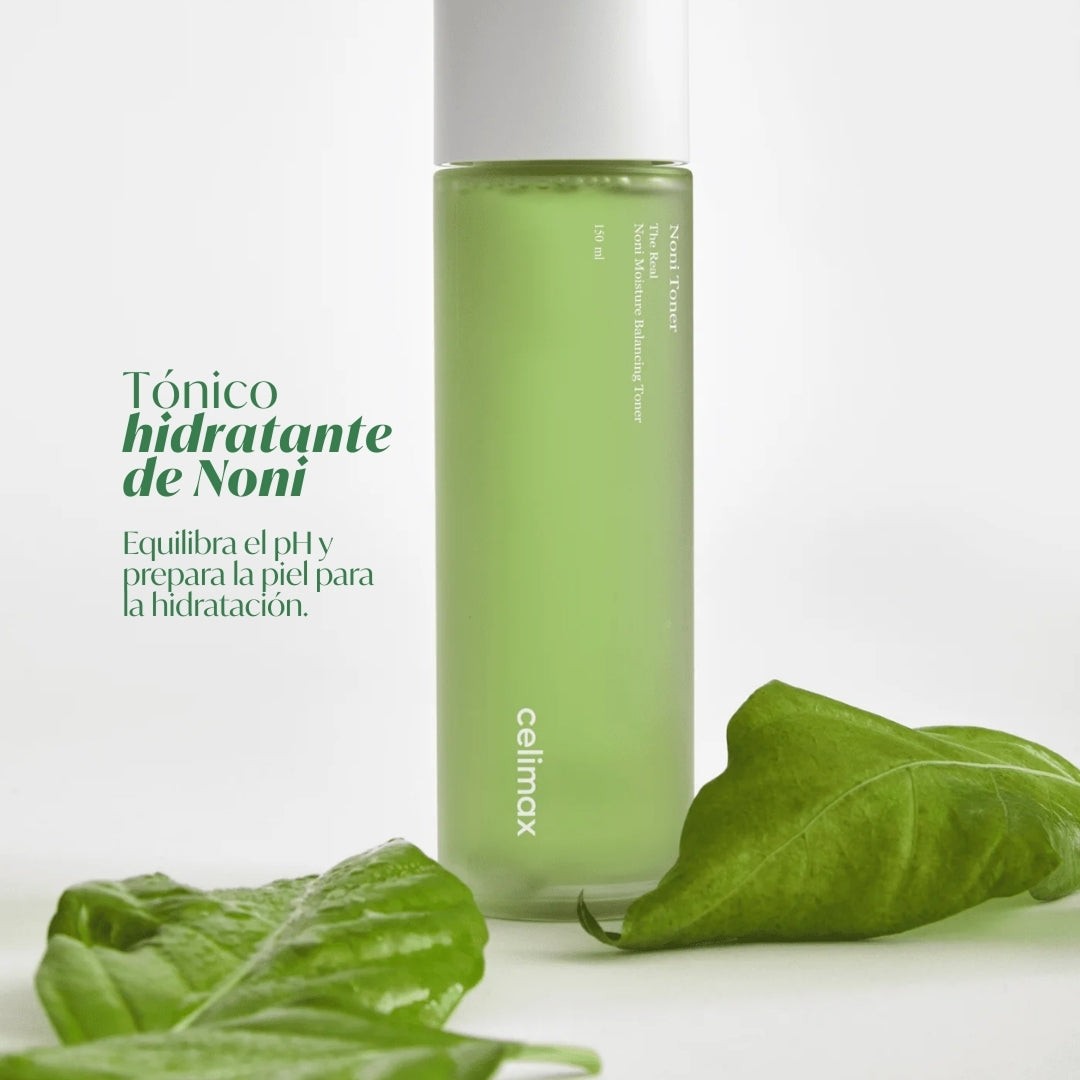 Botella de Celimax The Real Noni Moisture Balancing Toner junto a hojas verdes.