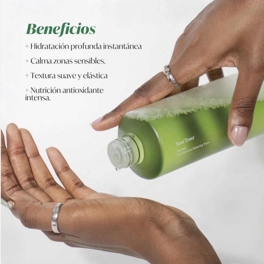 Tónico Celimax The Real Noni Moisture Balancing Toner vertido en la palma de la mano, con sus beneficios.