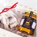 Pack dulce Leche de Cabra - Disfruta los sabores tradicionales del Valle de Colchagua con este exquisito pack que incluye 10 Calugas artesanales de leche de cabra 1 Frasco de Dulce de leche de cabra 250 ml Elaborados con lec.png.jpg