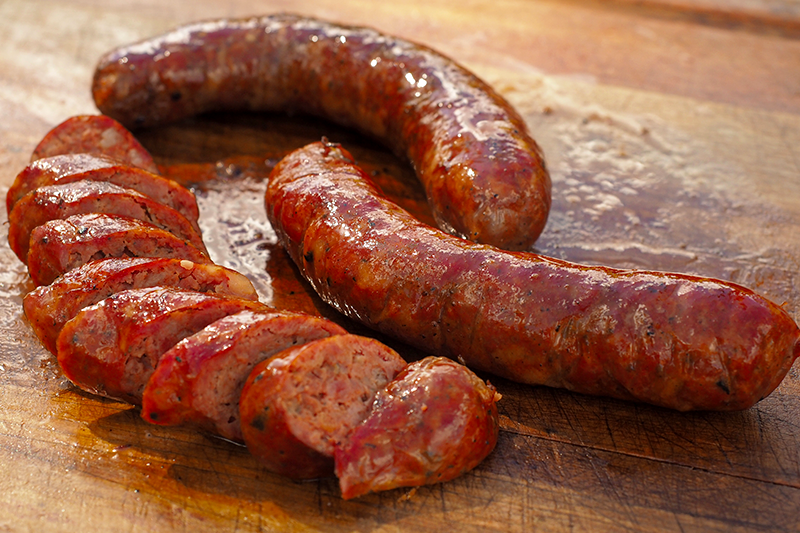 Longanizas 100% vacuno ahumadas cortadas sobre una tabla