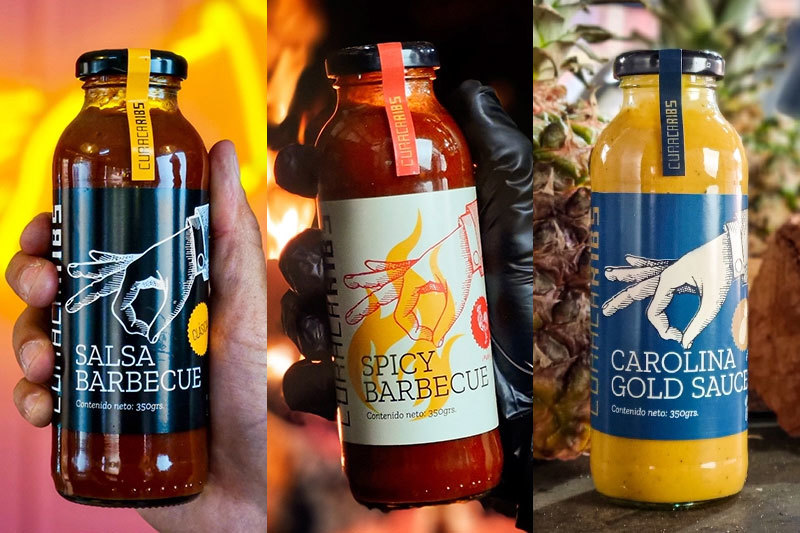 Tres botellas de salsa barbecue artesanales de distintas variedades