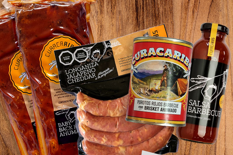 Costillas barbecue envasadas al vacío, longanizas ahumadas al vacío, salsa barbecue artesanal y una lata de porotos con barbercue y trozos de carne ahumada