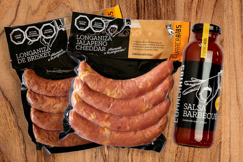 Longanizas ahumadas envasadas al vacío junto a una botella de salsa barbecue artesanal